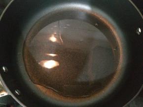 平底锅中加入适量植物油，烧至七成热。