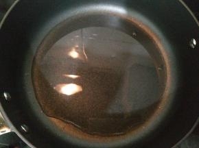 平底锅中加入适量植物油，烧至七成热。