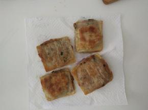 煎好的饼用厨房纸巾吸去多余的油即可。