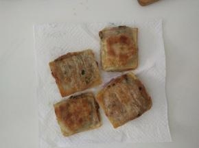 煎好的饼用厨房纸巾吸去多余的油即可。