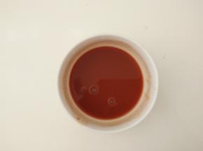 把调料放入碗中，调匀备用。