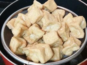 豆腐炸至金黄色捞出控油。