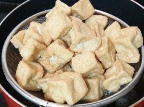 豆腐炸至金黄色捞出控油。