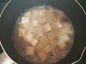 锅里倒油烧热，把豆腐块倒进去。