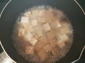 锅里倒油烧热，把豆腐块倒进去。