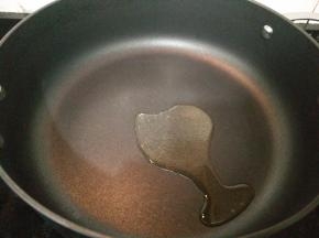 锅里倒适量油烧热。