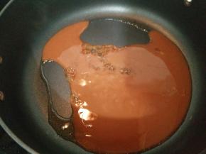 倒入调好的酱汁。