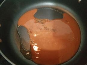 倒入调好的酱汁。