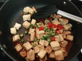 酱汁冒泡的时候把炸好的豆腐和红绿椒放进去。