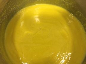 然后倒入锅中，加入适量清水