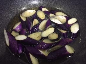 然后下茄子炸制茄子变软，捞出控油