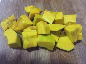 南瓜洗净去皮，切块