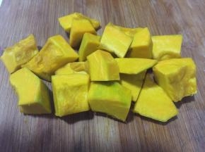 南瓜洗净去皮，切块