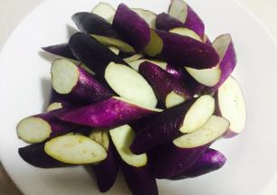 茄子洗净切滚刀块