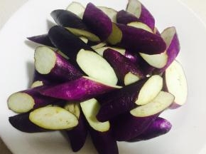 茄子洗净切滚刀块