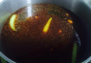 烧一锅清水500g左右，水开后加入调好的配料