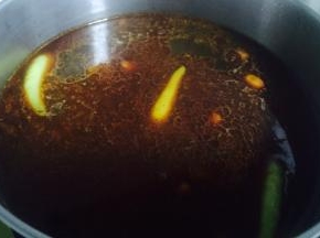 烧一锅清水500g左右，水开后加入调好的配料