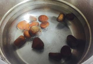 板栗加盐清水煮五分钟