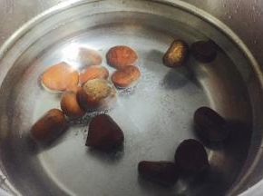 板栗加盐清水煮五分钟