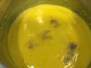 加入盐、黑胡椒粉