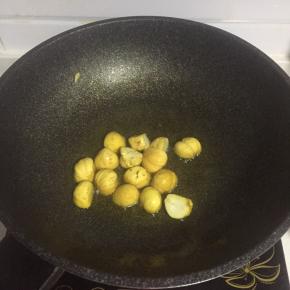 锅内倒入少许油，加入板栗翻炒