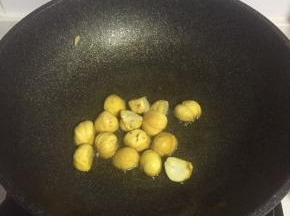 锅内倒入少许油，加入板栗翻炒