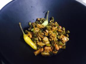 加入榨菜和酸豆角