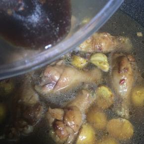 酱油、蚝油调成味汁，倒入锅中