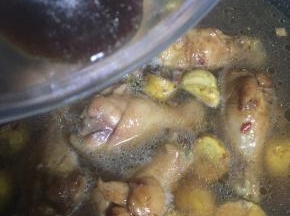 酱油、蚝油调成味汁，倒入锅中