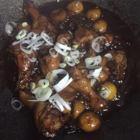 煮至汤汁减半，鸡腿炖熟，加入葱花大火翻炒