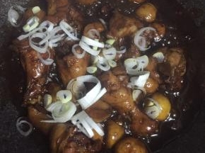 煮至汤汁减半，鸡腿炖熟，加入葱花大火翻炒