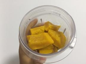 倒入榨汁杯