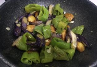 最后出锅前撒入少许鸡精，翻炒均匀