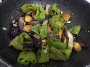 最后出锅前撒入少许鸡精，翻炒均匀