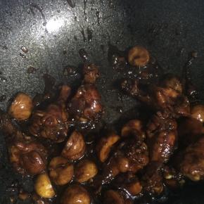 翻炒至汤汁粘稠，收汁关火