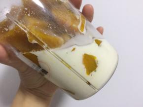 加入适量奶油，杯体的三分之一左右