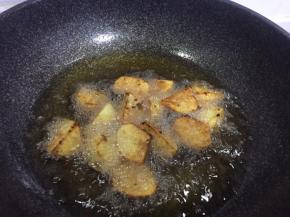 烧一锅热油，下土豆块煎炸至表面变硬，颜色变深