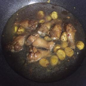 加入花椒大料、辣椒，大火烧开