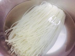 米粉放热水中浸泡至软