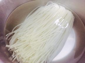 米粉放热水中浸泡至软