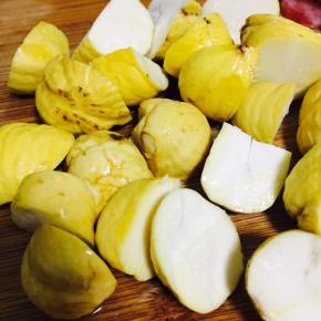 捞出后去壳，块头大的对半切开