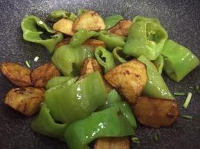 加入青椒土豆，翻炒