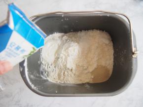 在另一侧角落里放入酸奶、牛奶和鸡蛋