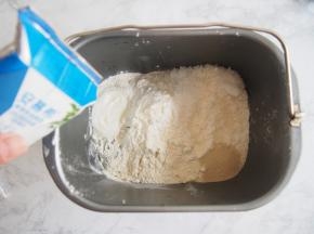 在另一侧角落里放入酸奶、牛奶和鸡蛋