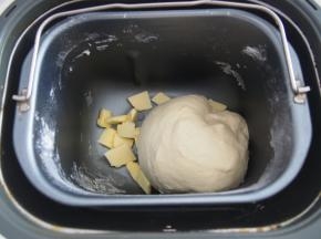 加入黄油，继续揉至出膜