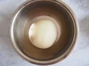 将揉好的面团放入容器中，盖上保鲜膜发酵至2倍大