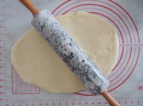 发酵好的面团进行排气