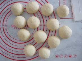 将面团分成50g左右一个的小面团，滚圆后松弛15分钟左右