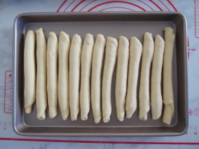 将面团从一侧卷起，并排放入烤盘