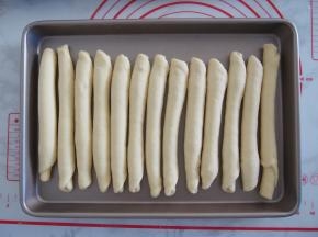 将面团从一侧卷起，并排放入烤盘